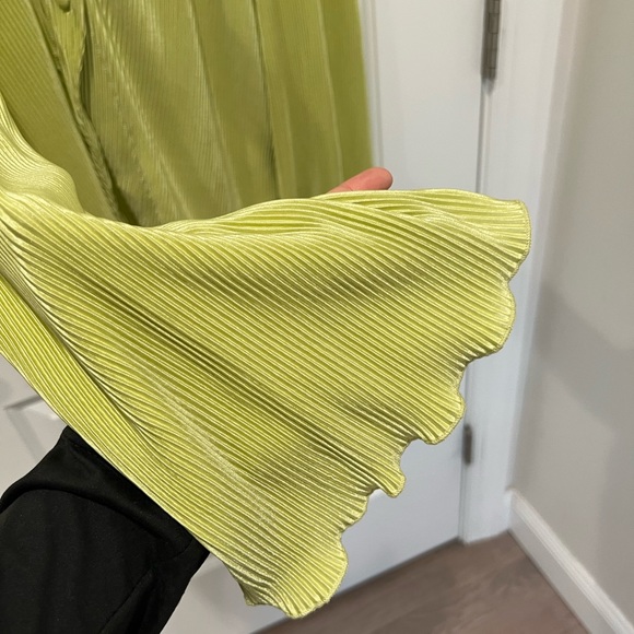 Green 3 buttoned top with flared sleeves - Picture 2 of 2